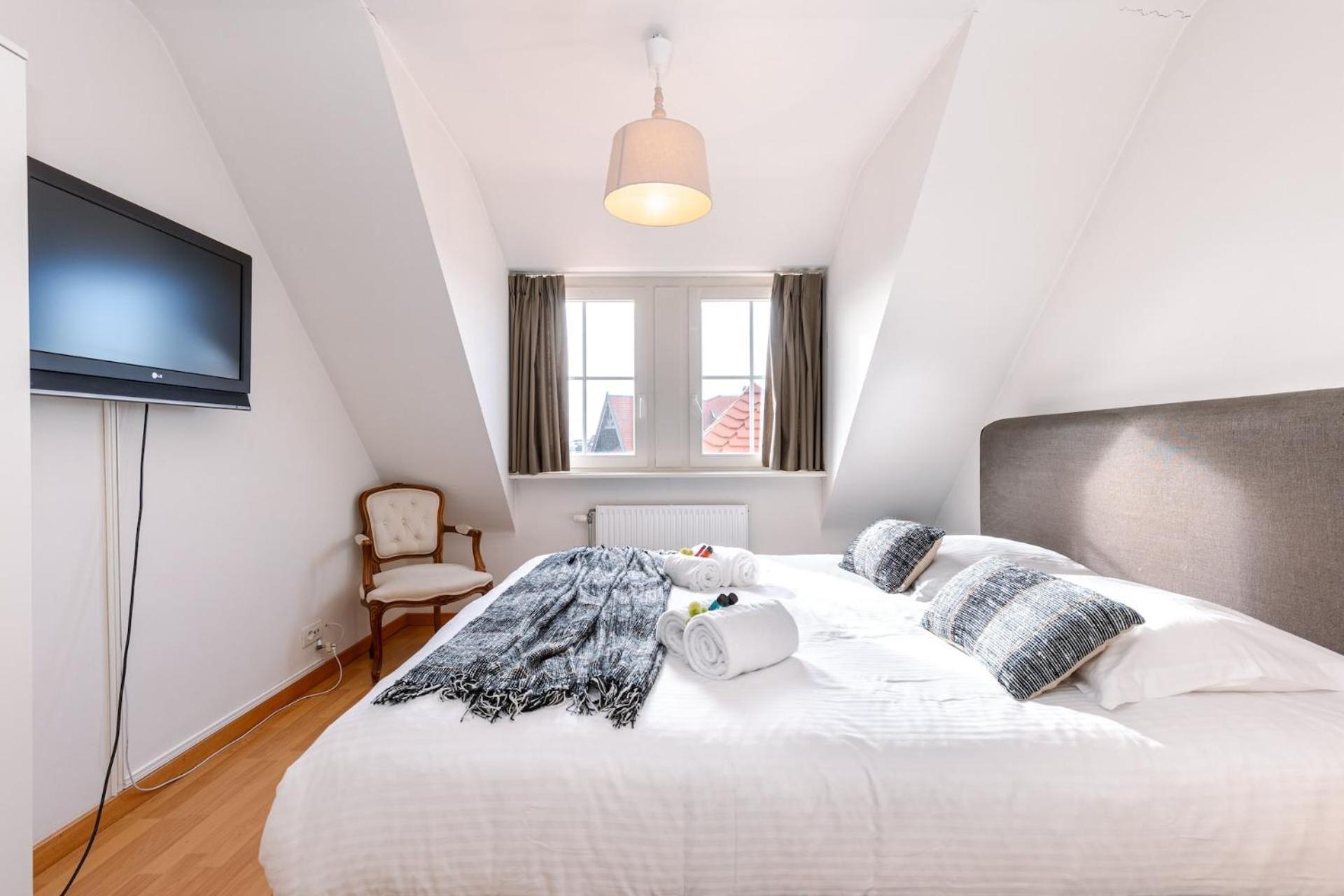 Апартаменты Charming Spacious Duplex Apt With Private Parking In Knokke Экстерьер фото